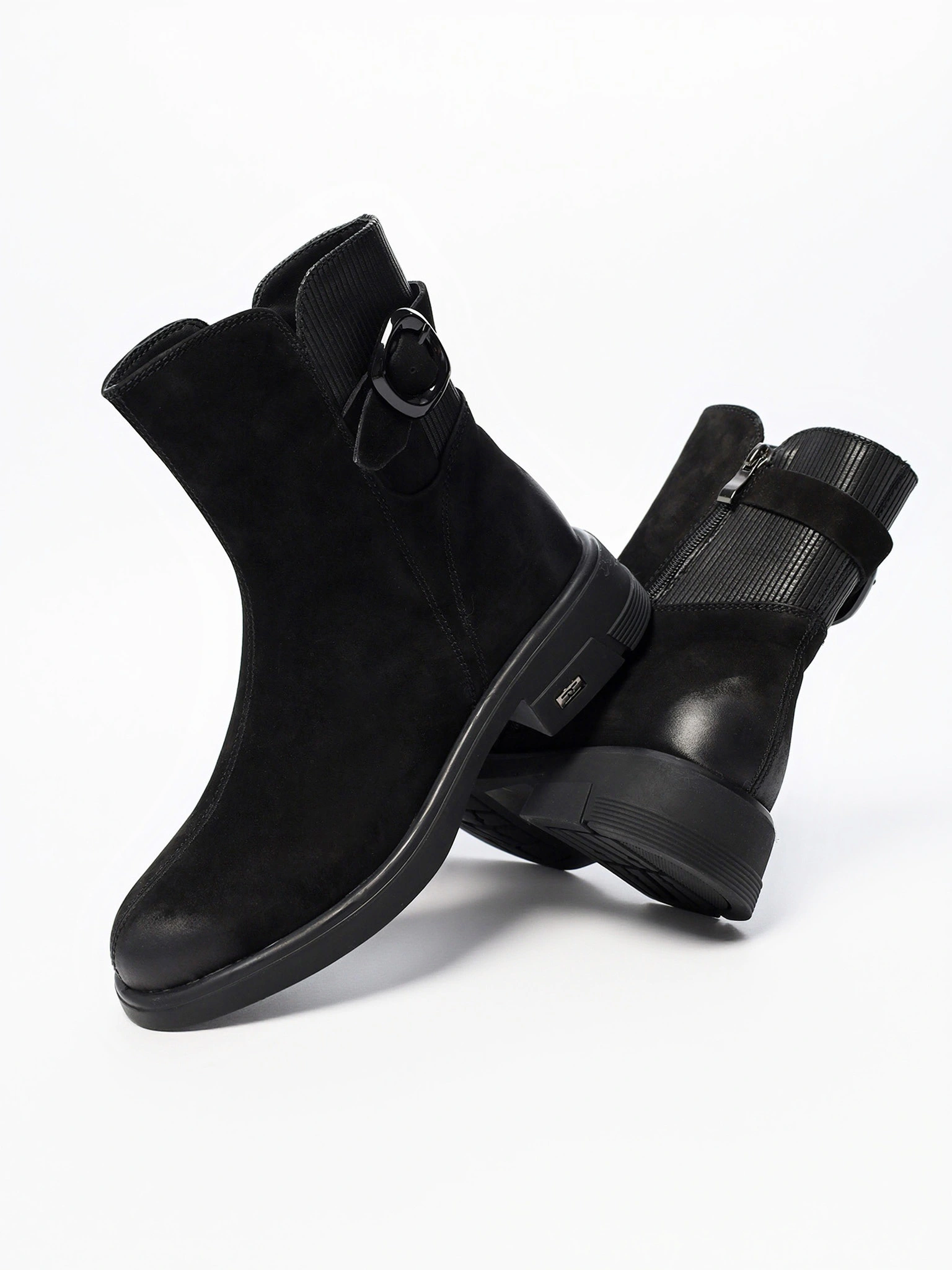 Ботинки черного цвета на широком среднем каблуке